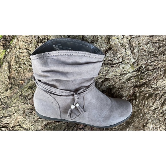 Arizona Jean Co Women Gray Tassels Ankle Boots - Picture 5 of 5